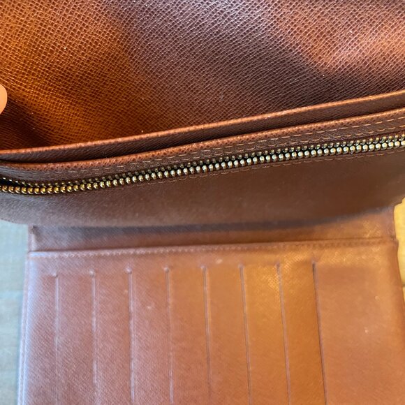 Louis Vuitton Classic Wallet – Beautiful & Functional - Picture 8 of 11